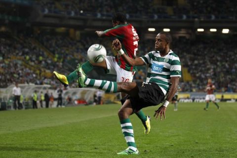 Sporting's Evaldo Fabiano (R) fights for the ball with Maritimo's Heldon Ramos during their Portuguese Premier League soccer match at Alvalade stadium in Lisbon August 28, 2011. REUTERS/Rafael Marchante (PORTUGAL - Tags: SPORT SOCCER)