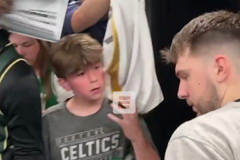 NBA Finals: Πιτσιρικάς έβγαλε selfie με τον Ντόντσιτς και μετά του φώναξε ότι οι Σέλτικς θα "σκουπίσουν" τους Μάβερικς