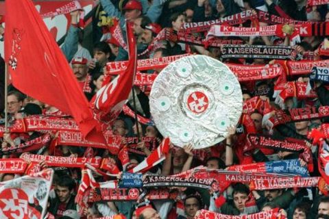 Riesen-Jubel im Fritz-Walter-Stadion auf dem Betzenberg: Mit einer Attrappe der Meisterschale feiern die Fans des 1.FC Kaiserslautern am 02.05.1998 ihre Mannschaft. Über 260 000 Dauerkarten im Wert von rund 130 Millionen Mark wurden für die 18 deutschen Eliteklubs schon abgesetzt. dpa (zu dpa-Themenpaket Fußball/Bundesliga vom 04.08.1998)