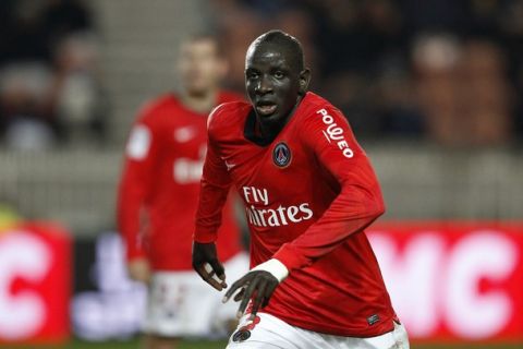 Paris St Germain's Mamadou Sakho runs for the ball during their French Ligue 1 soccer match against Caen at Parc des Princes stadium in Paris November 20, 2010. REUTERS/Gonzalo Fuentes (FRANCE - Tags: SPORT SOCCER)