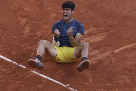 Ο Κάρλος Αλκαράθ πανηγυρίζει την κατάκτηση του Roland Garros απέναντι στον Αλεξάντερ Ζβέρεφ