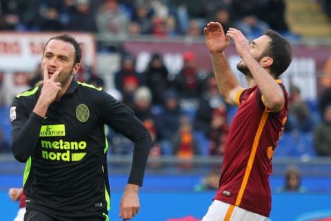 ROME, ITALY - JANUARY 17:  Giampaolo Pazzini of Hellas Verona celebrates after scoring the team's first goal from penalty spot during the Serie A match between AS Roma and Hellas Verona FC  at Stadio Olimpico on January 17, 2016 in Rome, Italy.  (Photo by Paolo Bruno/Getty Images)