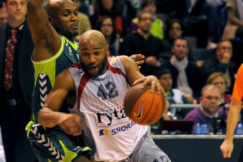 Unicaja's US guard Roderick Blakney (L) vies with Lietuvos Rytas' US guard Khalid El Amin (R) during the Euroleague basketball match Unicaja vs Lyetuvos Rytas on February 3, 2011 at the Martin Carpena stadium, in Malaga.    AFP PHOTO/ JORGE GUERRERO (Photo credit should read Jorge Guerrero/AFP/Getty Images)