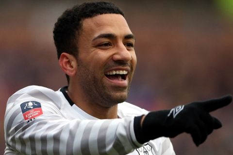 Everton's Aaron Lennon celebrates his goal with his teammates during the English FA Cup fourth round soccer match between Carlisle United and Everton at Brunton Park, Carlisle, England, Sunday, Jan. 31, 2016. (AP Photo/Scott Heppell)