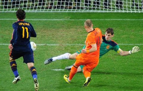 Netherlands' striker Arjen Robben (L) shoots at Spain's goalkeeper Iker Casillas flanked by Spain's defender Joan Capdevila during the 2010 football World Cup final between the Netherlands and Spain on July 11, 2010 at Soccer City stadium in Soweto, suburban Johannesburg. NO PUSH TO MOBILE / MOBILE USE SOLELY WITHIN EDITORIAL ARTICLE -  AFP PHOTO / FRANCK FIFE