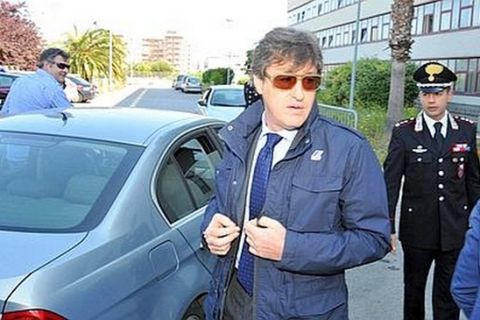 Il Procuratore Dottor Stefano Palazzi che indaga sul calcio scommesse mentre si reca in Procura a Bari. 11 maggio 2012. Nella foto Palazzi al suo arrivo (s) accolto dal capo del Reparto Operativo dei Carabinieri di Bari Colonnello Francesco Rizzo (d). ANSA/LUCA TURI