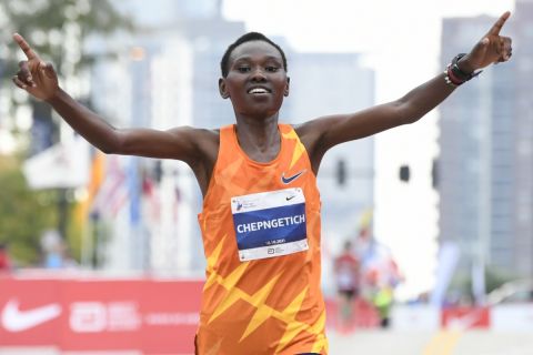 La keniana Ruth Chepngetich cruza la meta al conquistar el maratón de Chicago, el domingo 10 de octubre de 2021, en Chicago. (AP Foto/Paul Beaty)