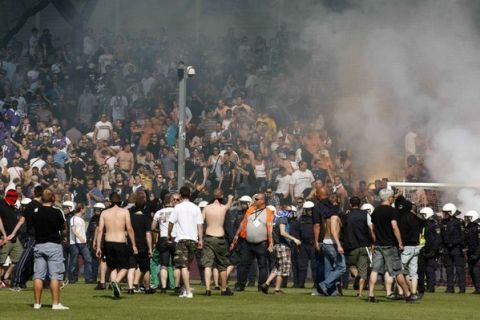 Supporters of Rapid storm the pitch to provoke an abort during their Austrian league soccer match against Austria Wien in Vienna May 22, 2011.       REUTERS/Robert Zolles (AUSTRIA - Tags: SPORT SOCCER)