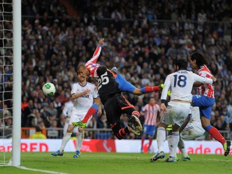 MADRID, SPAIN - MAY 17:  Joao Miranda (L) of Club Atletico de Madrid beats Diego Lopez of Real Madrid to score Atletico's second goal during the Copa del Rey Final between Real Madrid CF and Club Atletico de Madrid at Estadio Santiago Bernabeu on May 17, 2013 in Madrid, Spain.  (Photo by Denis Doyle/Getty Images)