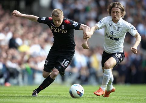 LONDON, ENGLAND - MAY 13:  Damien Duff of Fulham and Luka Modric of Tottenham Hotspur tussle for the ball during the Barclays Premier League match between Tottenham Hotspur and Fulham at White Hart Lane on May 13, 2012 in London, England.  (Photo by Clive Rose/Getty Images)