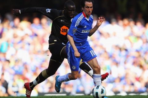 LONDON, ENGLAND - APRIL 09:  Yossi Benayoun of Chelsea evades Mohamed Diame of Wigan Athletic during the Barclays Premier League match between Chelsea and Wigan Athletic at Stamford Bridge on April 9, 2011 in London, England.  (Photo by Clive Rose/Getty Images)