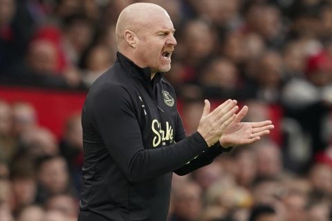 Everton's head coach Sean Dyche claps his hands during the English Premier League soccer match between Manchester United and Everton at the Old Trafford stadium in Manchester, England, Sunday, Dec. 1, 2024. (AP Photo/Dave Thompson)