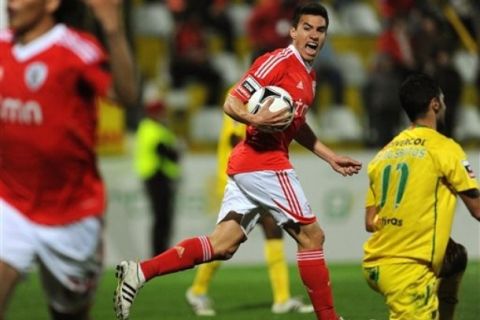 Benfica's Nicolas Gaitan, from Argentina, celebrates after scoring the equalizer goal against Pacos Ferreira in a Portuguese League soccer match at Mata Real stadium in Pacos de Ferreira, Portugal, Sunday, March 11, 2012. (AP Photo/Paulo Duarte)