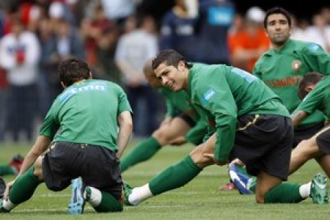 Portuguese forward Cristiano Ronaldo (C) warms up with team-mates during a training session at Neuchatel on June 03, 2008, ahead of the Euro 2008 Football Championships co-hosted by Austria and Switzerland. Switzerland plays in Group A with Czech Republic, Portugal, and Turkey. AFP PHOTO / Olivier MORIN (Photo credit should read OLIVIER MORIN/AFP/Getty Images)