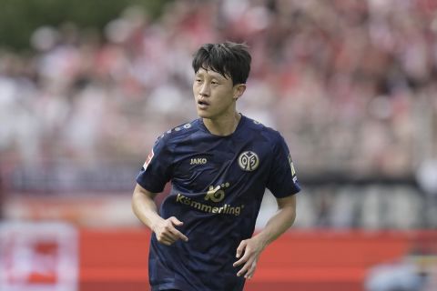 Mainz's Lee Jae-sung during the German Bundesliga soccer match between 1. FC Union and 1. FSV Mainz 05 in Berlin, Germany, Sunday, Aug. 20, 2023. (AP Photo/Markus Schreiber)