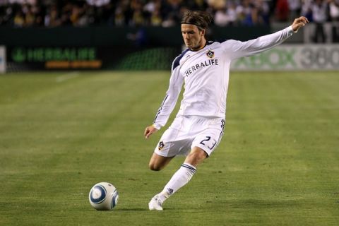 CARSON, CA - MAY 14:  David Beckham #23 of the Los Angeles Galaxy takes a free kick against Sporting Kansas City at The Home Depot Center on May 14, 2011 in Carson, California.  The Galaxy won 4-1.  (Photo by Stephen Dunn/Getty Images)