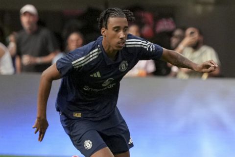 Manchester United defender Leny Yoro, left, and Arsenal forward Gabriel Jesus, right, fight for the ball during the first half of an international friendly soccer match Saturday, July 27, 2024, in Inglewood, Calif. (AP Photo/Eric Thayer)