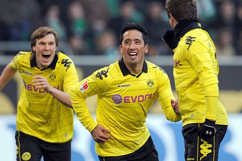 Fußball Bundesliga 20. Spieltag: VfL Wolfsburg - Borussia Dortmund am Samstag (29.01.2011) in der Volkswagen Arena in Wolfsburg. Die Dortmunder Mario Götze (r), Torschütze Lucas Barrios und Kevin Großkreutz bejubeln das 0:1 durch Barrios. Foto: Jochen Lübke dpa/lni (Achtung Sperrfrist! Die DFL erlaubt die Weiterverwertung der Bilder im IPTV, Mobilfunk und durch sonstige neue Technologien erst zwei Stunden nach Spielende. Die Publikation und Weiterverwertung im Internet ist während des Spiels auf insgesamt sechs Bilder pro Spiel begrenzt.)