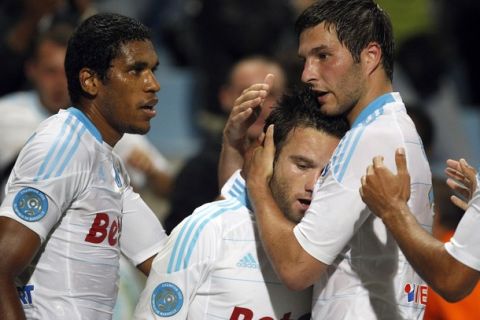 Olympique Marseille's Mathieu Valbuena (C) celebrates after scoring with team mates Brandao (L) and Gignac (R) against Monaco during their French Ligue 1 soccer match at the Velodrome stadium in Marseille September 12, 2010. REUTERS/Jean-Paul Pelissier  (FRANCE - Tags: SPORT SOCCER)