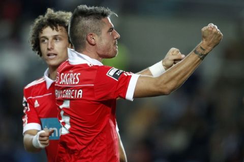 Benfica's Javi Garcia (R) celebrates his goal against Portimonense with team mate David Luiz during their Portuguese Premier League soccer match at Algarve stadium in Faro October 24, 2010. REUTERS/Jose Manuel Ribeiro  (PORTUGAL - Tags: SPORT SOCCER)