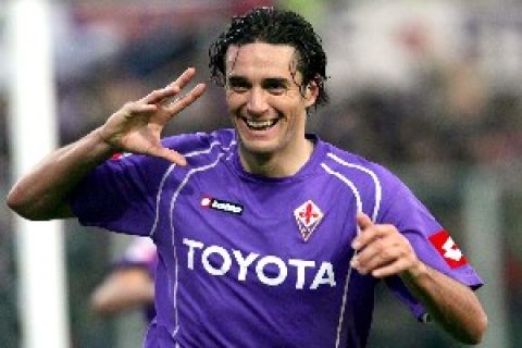 20051120 - FIRENZE - SPR - CALCIO:FIORENTINA-MILAN.  Luca Toni esulta dopo il suoi  gol del 3 a 1contro il Milan.  CARLO FERRARO  ANSA- ji