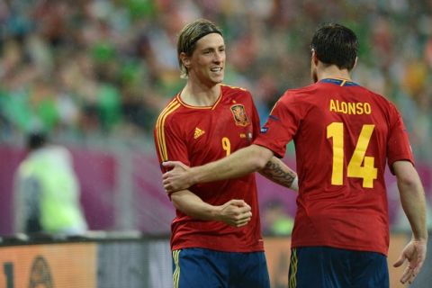 Spanish forward Fernando Torres (L) celebrates with Spanish midfielder Xabi Alonso after scoring during the Euro 2012 championships football match Spain vs Republic of Ireland on June 14, 2012 at the Gdansk Arena.          AFP PHOTO / CHRISTOF STACHE        (Photo credit should read CHRISTOF STACHE/AFP/GettyImages)