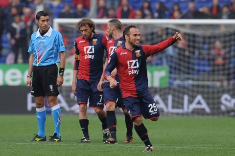 GENOA, ITALY - MARCH 25:  Fernando Belluschi (R) of Genoa CFC celebrates after scoring the opening goal during the Serie A match between Genoa CFC and ACF Fiorentina at Stadio Luigi Ferraris on March 25, 2012 in Genoa, Italy.  (Photo by Valerio Pennicino/Getty Images)