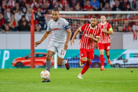 Youssef El Arabi Olympiacos FC, 11 und Daniel-Kofi Kyereh SC Freiburg, 11 im Laufduell , GER, SC Freiburg vs. Olympiacos FC, Fussball, UEFA Europa League, 5. Spieltag, Gruppenphase, 27.10.2022 GER, SC Freiburg vs. Olympiacos FC, Fussball, UEFA Europa League, 5. Spieltag, Gruppenphase, 27.10.2022 Freiburg im Breisgau *** Youssef El Arabi Olympiacos FC, 11 and Daniel Kofi Kyereh SC Freiburg, 11 in running duel , GER, SC Freiburg vs Olympiacos FC, Football, UEFA Europa League, Matchday 5, Group Stage, 27 10 2022 GER, SC Freiburg vs Olympiacos FC, Football, UEFA Europa League, Matchday 5, Group Stage, 27 10 2022 Freiburg im Breisgau, Germany. Copyright: xEibner-Pressefoto/GrantxHubbsx EP_GHS 