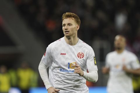 Mainz's Sepp van den Berg plays during the German Bundesliga soccer match between Bayer Leverkusen and FSV Mainz 05 at the BayArena in Leverkusen, Germany, Friday Feb. 23, 2024. (AP Photo/Martin Meissner)