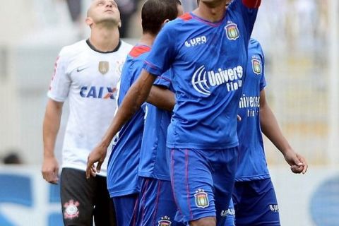 Rivaldo comemora gol em sua estreia pelo São Caetano no empate contra Corinthians