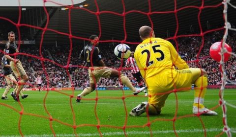 SUNDERLAND, ENGLAND - OCTOBER 17:  Darren Bent of Sunderland watches as his shot goes between Glen Johnson and Pepe Reina of Liverpool and in to the goal off of a balloon, during the Barclays Premier League match between Sunderland and  Liverpool at the Stadium of Light on October 17, 2009 in Sunderland, England.  (Photo by Mike Hewitt/Getty Images) *** Local Caption *** Darren Bent;Glen Johnson;Pepe Reina