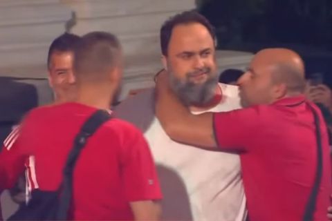 Ολυμπιακός: Ο Μαρινάκης έφτασε πρώτος στο Δημοτικό Θέατρο και αποθεώθηκε