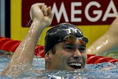 Peter Marshall from the U.S. celebrates after winning the men's 100 meters backstroke final at the FINA short course swimming World Cup in Berlin, Saturday, Nov. 15, 2008. Marshall set a new world record in 49,63 seconds. (AP Photo/Michael Sohn)