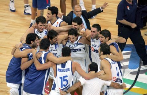 24 September 2005, during the semi final game Greece/France of the European basketball Championships at Belgrade Arena. AFP PHOTO ARIS MESSINIS