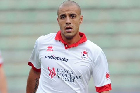 BARI, ITALY - OCTOBER 31:  Sergio Almiron of Bari in action during the Serie A match between Bari and Udinese at Stadio San Nicola on October 31, 2010 in Bari, Italy.  (Photo by Giuseppe Bellini/Getty Images) *** Local Caption *** Sergio Almiron