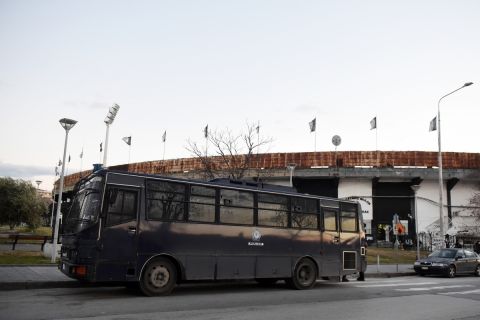 Σταθμευμένη κλούβα της Αστυνομίας έξω από το γήπεδο της Τούμπας