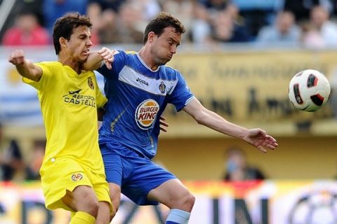 Villarreal's Brazilian forward Nilmar (L) vies for the ball with Getafe's defender Mane (R) during the Spanish league football match Villareal CF vs Getafe on May 1, 2011 at El Madrigal stadium in Villareal. AFP PHOTO/ JOSE JORDAN (Photo credit should read JOSE JORDAN/AFP/Getty Images)