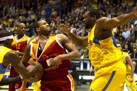 Lottomatica Roma player Nihad Djedovic (C) challenges Maccabi Tel Aviv's players Sofoklis Schortsanitis (R) and Doron Perkins (L) during their Euroleague Top 16 basketball match Group F at the Nokia Palace Staduim in the Israeli city of Tel Aviv on January 27, 2011. AFP PHOTO/ JACK GUEZ (Photo credit should read JACK GUEZ/AFP/Getty Images)