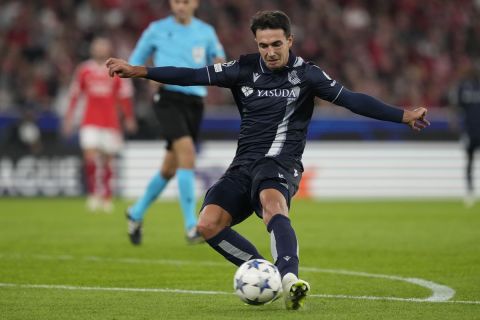 Real Sociedad's Martin Zubimendi controls the ball during the Champions League group D soccer match between SL Benfica and Real Sociedad at the Luz stadium in Lisbon, Tuesday, Oct. 24, 2023. (AP Photo/Armando Franca)