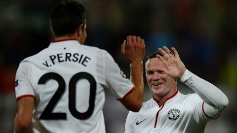 Manchester United's English forward Wayne Rooney (R) celebrates with Manchester United's Dutch forward Robin van Persie after Persie scored during the Champions League Group H football match CFR Cluj vs Manchester United in Cluj Napoca, Romania on October 2, 2012.  AFP PHOTO / DANIEL MIHAILESCU        (Photo credit should read DANIEL MIHAILESCU/AFP/GettyImages)