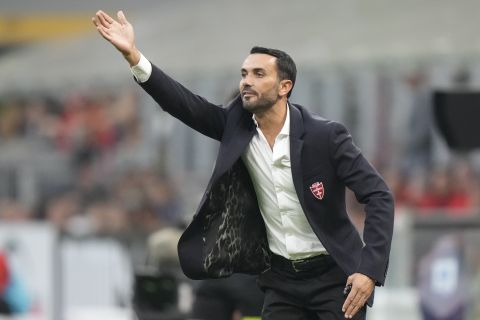 Monza's head coach Raffaele Palladino gestures during a Serie A soccer match between AC Milan and Monza, at the San Siro stadium in Milan, Italy, Saturday, Oct. 22, 2022. (AP Photo/Luca Bruno)