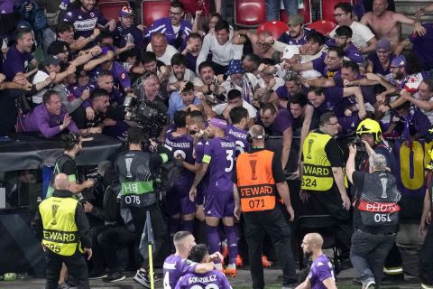 Fiorentina's Giacomo Bonaventura celebrates after scoring his side's first goal during the Europa Conference League final soccer match between Fiorentina and West Ham at the Eden Arena in Prague, Wednesday, June 7, 2023. (AP Photo/Darko Vojinovic)