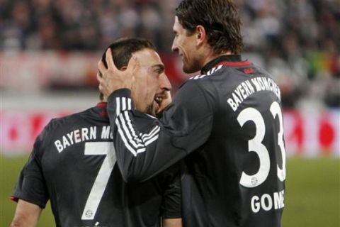 Munich's Franck Ribery, left, and Mario Gomez celebrate their side's fourth goal during the German first division Bundesliga soccer match between VfB Stuttgart and Bayern Munich in Stuttgart, Germany, Sunday, Dec.19, 2010. (AP Photo/Michael Probst) **NO MOBILE USE UNTIL 2 HOURS AFTER THE MATCH, WEBSITE USERS ARE OBLIGED TO COMPLY WITH DFL-RESTRICTIONS, SEE INSTRUCTIONS FOR DETAILS **