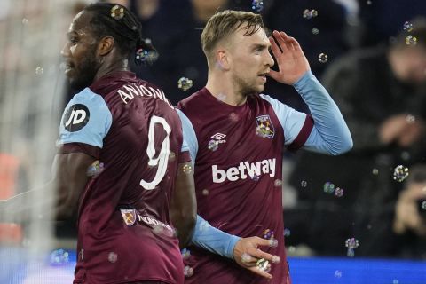 West Ham's Jarrod Bowen, right, celebrates after scoring his side's second goal during the Europa League round of 16 second leg soccer match between West Ham United and SC Freiburg at the London stadium in London, Thursday, March 14, 2024. (AP Photo/Kirsty Wigglesworth)