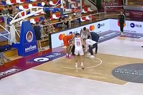 Σοκαριστική στιγμή σε αγώνα της ABA League, ο Ζίγκα Ντανέου έπεσε στο παρκέ με το κεφάλι και αποχώρησε με φορείο