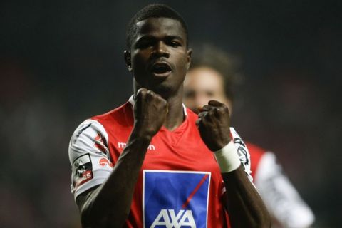 Braga's Uwa Echiejile celebrates his goal against Guimaraes's during their Portuguese Premier League soccer match at the municipal stadium in Braga February 27, 2012. REUTERS/Miguel Vidal (PORTUGAL - Tags: SPORT SOCCER)