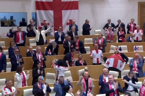 Χαμός στο Κοινοβούλιο της Γεωργίας, με βουλευτές να φορούν φανέλες και κασκόλ της εθνκής ομάδας για να τιμήσουν την πρόκριση στους "16" του Euro 2024