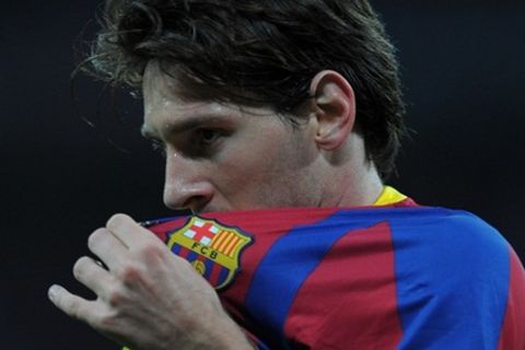 Barcelona's Argentinian forward Lionel Messi gestures during the UEFA Champions League final football match FC Barcelona vs. Manchester United, on May 28, 2011 at Wembley stadium in London. AFP PHOTO / LLUIS GENE
