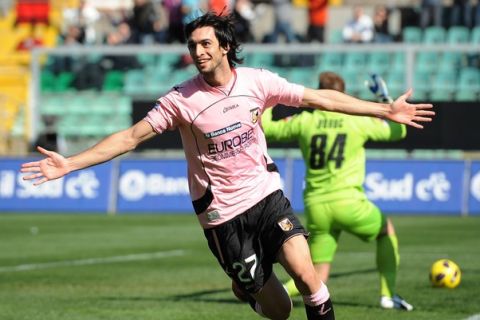 PALERMO, ITALY - FEBRUARY 13:  Javier Pastore of Palermo celebrates after scoring the opening goal during the Serie A match between US Citta di Palermo and ACF Fiorentina at Stadio Renzo Barbera on February 13, 2011 in Palermo, Italy.  (Photo by Tullio M. Puglia/Getty Images)