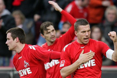 Fußball Bundesliga 22. Spieltag: 1. FC Köln - FSV Mainz 05 am Sonntag (13.02.2011) im RheinEnergieStadion in Köln. Kölns Lukas Podolski (r) jubelt über sein Tor zum 3:1. Foto: Rolf Vennenbernd dpa/lnw (Achtung Sperrfrist! Die DFL erlaubt die Weiterverwertung der Bilder im IPTV, Mobilfunk und durch sonstige neue Technologien erst zwei Stunden nach Spielende. Die Publikation und Weiterverwertung im Internet ist während des Spiels auf insgesamt sechs Bilder pro Spiel begrenzt.)